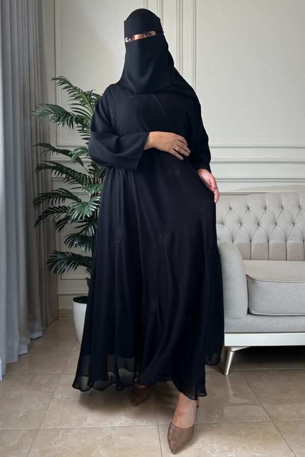 ⁦عباية شيفون كلوش مبطنه و مورده بلون اسود⁩ - الصورة ⁦2⁩