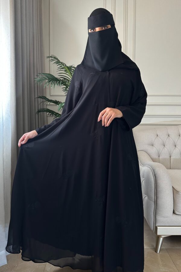 ⁦عباية شيفون كلوش مبطنه و مورده بلون اسود⁩ - الصورة ⁦3⁩