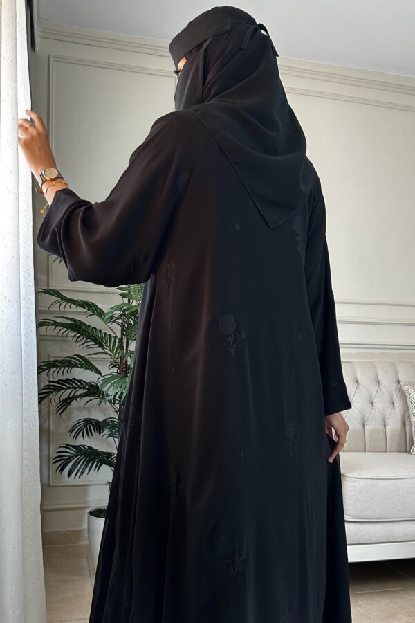 ⁦عباية شيفون كلوش مبطنه و مورده بلون اسود⁩ - الصورة ⁦4⁩