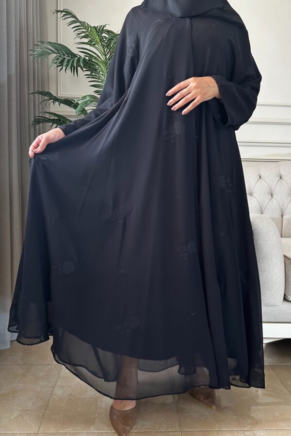 ⁦عباية شيفون كلوش مبطنه و مورده بلون اسود⁩ - الصورة ⁦5⁩