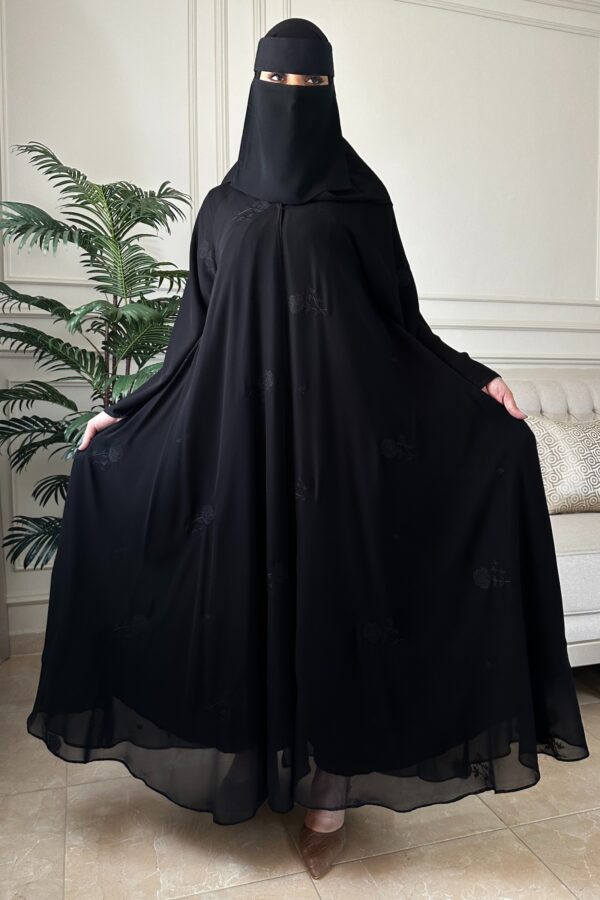 ⁦عباية شيفون كلوش مبطنه و مورده بلون اسود⁩ - الصورة ⁦6⁩