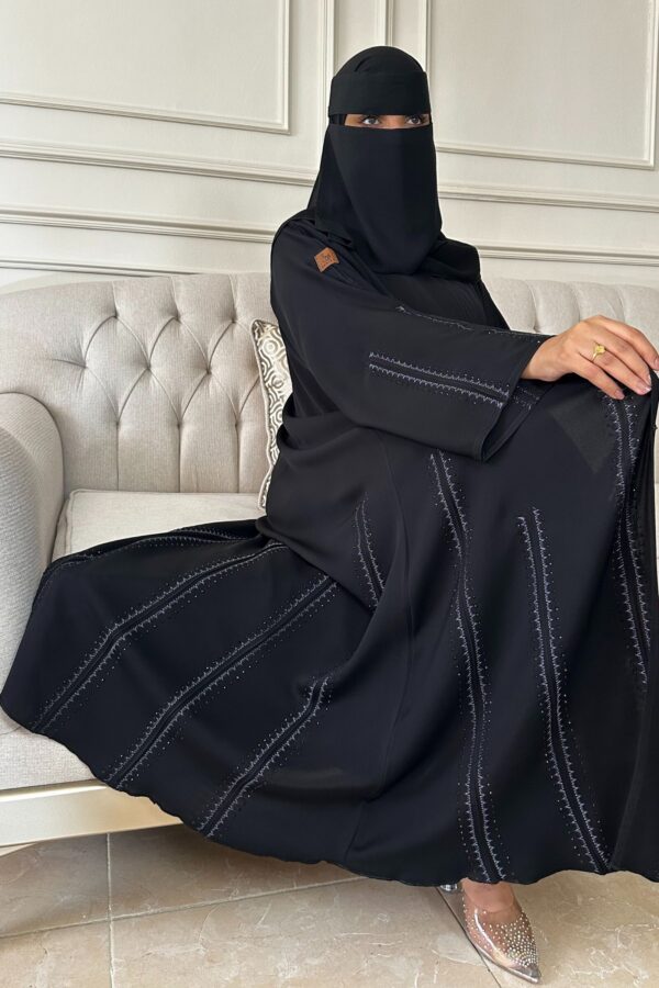 ⁦عبايه كتف بشريط شك مطرز و فصوص محدد من اطراف من اسفل عبايه⁩ - الصورة ⁦6⁩