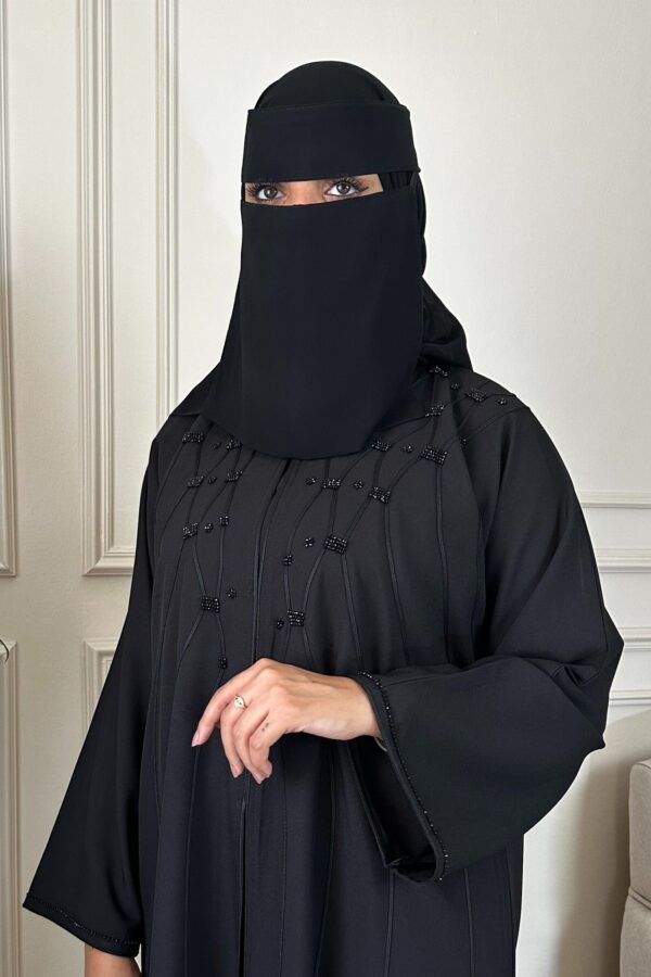 ⁦عبايه كتف بقيطان ناعم و شك محدد من اطراف قيطان⁩ - الصورة ⁦2⁩