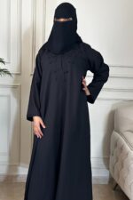 ⁦عبايه كتف بقيطان ناعم و شك محدد من اطراف قيطان⁩ - الصورة ⁦3⁩