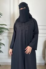 ⁦عبايه كتف بقيطان ناعم و شك محدد من اطراف قيطان⁩ - الصورة ⁦4⁩