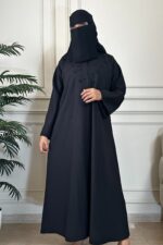 ⁦عبايه كتف بقيطان ناعم و شك محدد من اطراف قيطان⁩ - الصورة ⁦5⁩