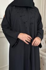 عبايه كتف بقيطان ناعم و شك محدد من اطراف قيطان