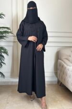⁦عبايه كتف بقيطان ناعم و شك محدد من اطراف قيطان⁩ - الصورة ⁦7⁩