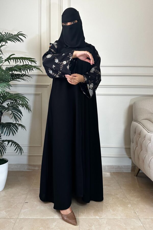 ⁦عباية باكمام مطرزة كامل بورد ملون⁩ - الصورة ⁦3⁩