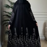 عبايه رازان كلوش بتطريز ملون من كم واسفل العباية