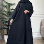 عبايه رزان كلوش بتطريز اسود من كم واسفل العبايه