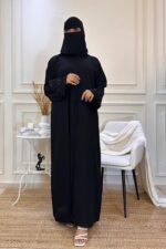 ⁦عباية كتف باكمام مطرزة بورد اسود و نحاسي⁩ - الصورة ⁦2⁩