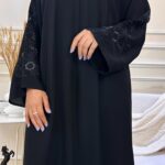 عباية كتف باكمام مطرزة بورد اسود و نحاسي