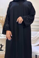 عباية كتف باكمام مطرزة بورد اسود و نحاسي