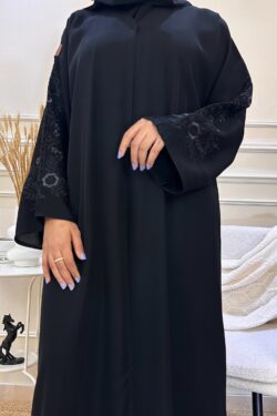 عباية كتف باكمام مطرزة بورد اسود و نحاسي