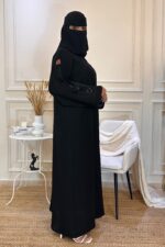 ⁦عباية كتف باكمام مطرزة بورد اسود و نحاسي⁩ - الصورة ⁦3⁩