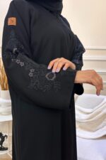 ⁦عباية كتف باكمام مطرزة بورد اسود و نحاسي⁩ - الصورة ⁦4⁩