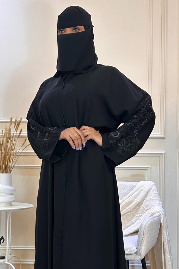 ⁦عباية كتف باكمام مطرزة بورد اسود و نحاسي⁩ - الصورة ⁦5⁩