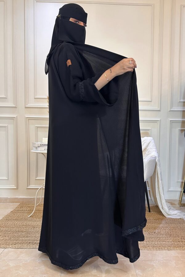 ⁦عبايه ترف بشريط ورود اسود⁩ - الصورة ⁦2⁩