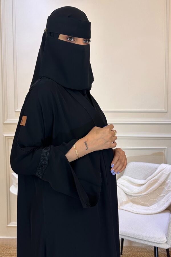 ⁦عبايه ترف بشريط ورود اسود⁩ - الصورة ⁦3⁩