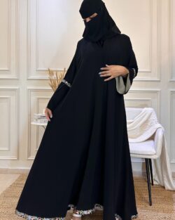 عباية كلوش محددة بشريط ورود ملونة