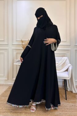 عباية كلوش محددة بشريط ورود ملونة