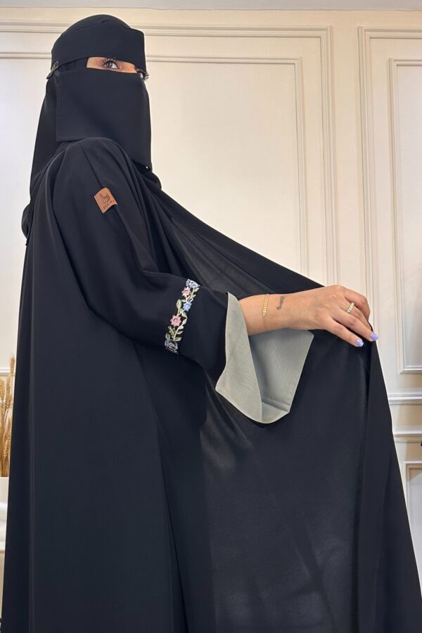 ⁦عباية ترف بشريط ورود ملونة⁩ - الصورة ⁦5⁩