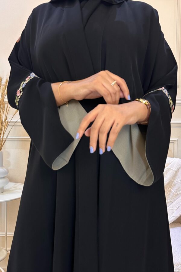 ⁦عباية ترف بشريط ورود ملونة⁩ - الصورة ⁦7⁩