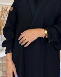 عباية بياقة وشك لولو أسود على الأكمام من زارينا