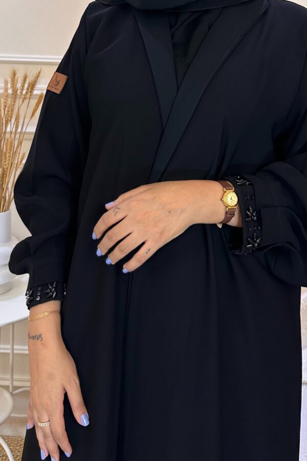 عباية بياقة وشك لولو أسود على الأكمام من زارينا