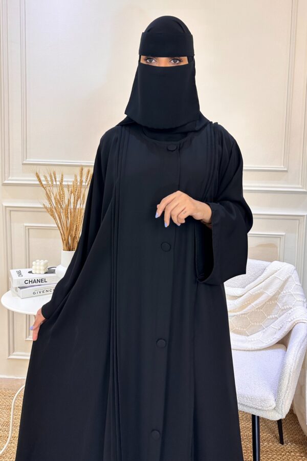 ⁦عباية ساده مغلقه بزراير مزينة⁩ - الصورة ⁦2⁩