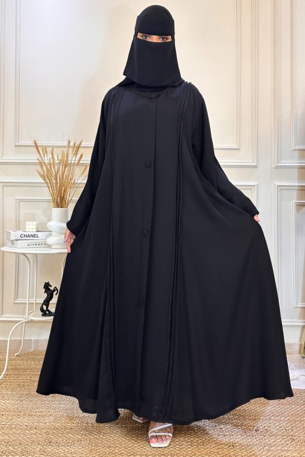 ⁦عباية ساده مغلقه بزراير مزينة⁩ - الصورة ⁦3⁩