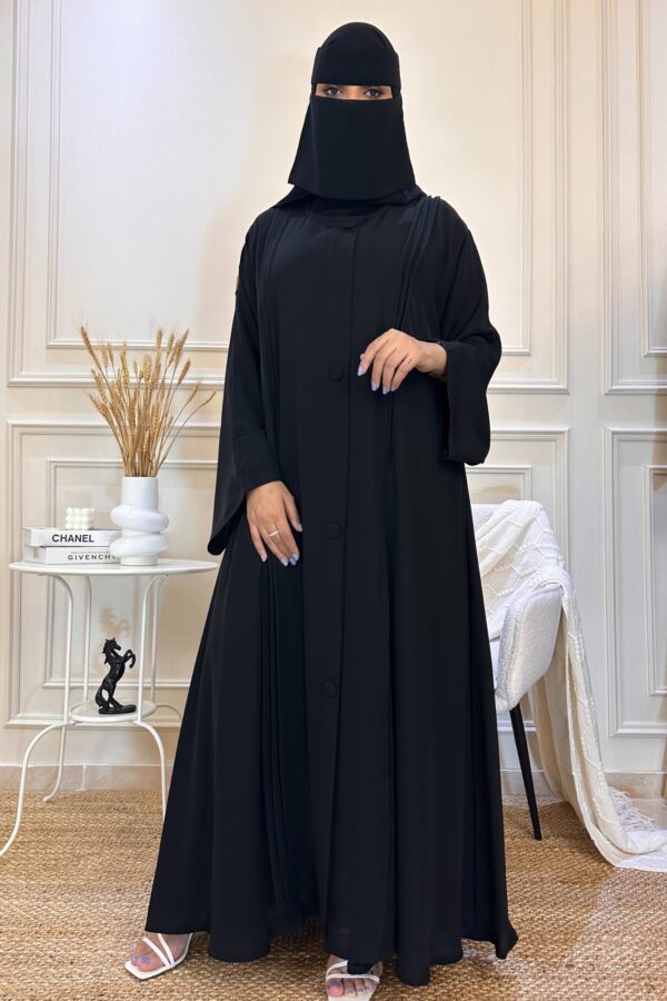 ⁦عباية ساده مغلقه بزراير مزينة⁩ - الصورة ⁦4⁩