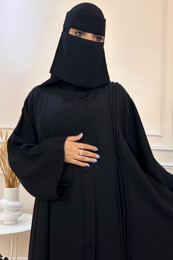 ⁦عباية ساده مغلقه بزراير مزينة⁩ - الصورة ⁦5⁩