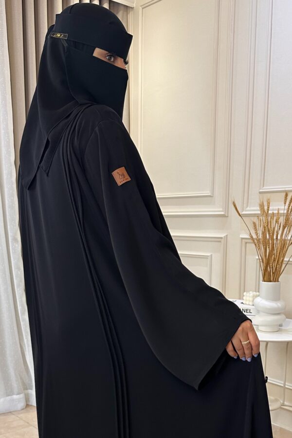 ⁦عباية ساده مغلقه بزراير مزينة⁩ - الصورة ⁦7⁩