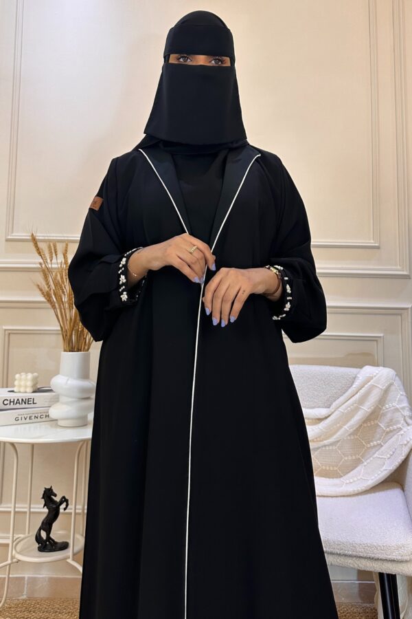 ⁦عبايه بليزر و شك لولو ابيض على اكمام⁩ - الصورة ⁦4⁩