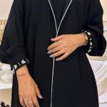 عبايه بليزر و شك لولو ابيض على اكمام