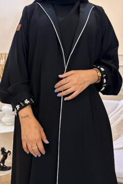 عبايه بليزر و شك لولو ابيض على اكمام