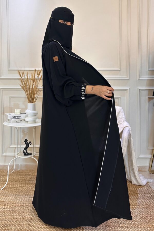 ⁦عبايه بليزر و شك لولو ابيض على اكمام⁩ - الصورة ⁦6⁩