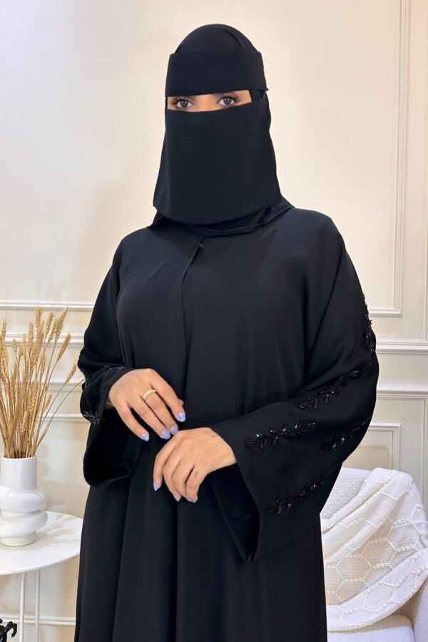 ⁦عبايه كتف بشك اسود على اكمام⁩ - الصورة ⁦2⁩