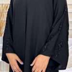 عبايه كتف بشك اسود على اكمام