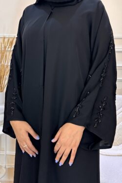 عبايه كتف بشك اسود على اكمام
