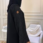 عبايه كتف بشك اسود من اكتاف و كم منفصل