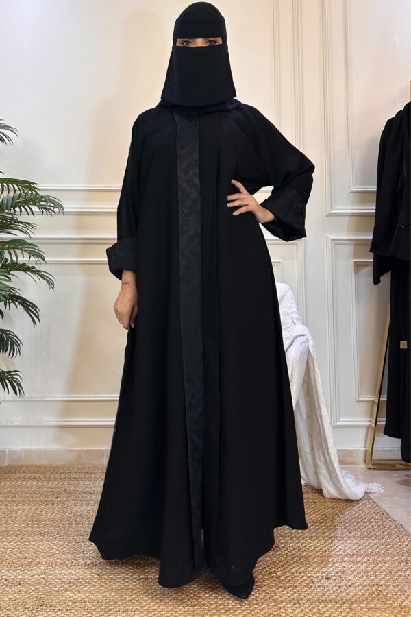 ⁦عبايه ساده كريب محدده من امام و كم صفط⁩ - الصورة ⁦3⁩