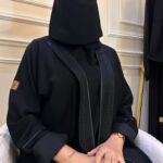 عبايه مفتوحة بطبقة داخلية مع ربطة جانبية