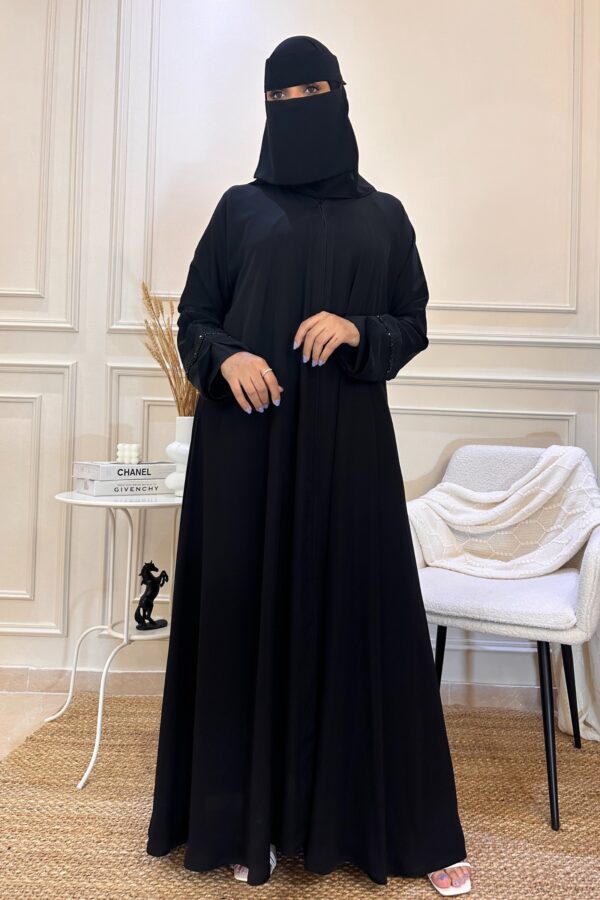 ⁦عبايه كلوش نواعم بشك خط اسود على كم⁩ - الصورة ⁦2⁩