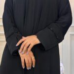 عباية كلوش نواعم بشك خط اسود على كم