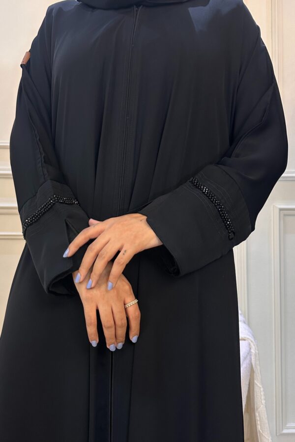 ⁦عبايه كلوش نواعم بشك خط اسود على كم⁩ - الصورة ⁦3⁩