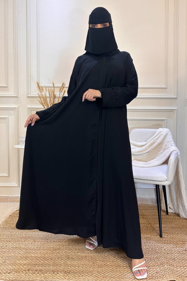 ⁦عبايه كلوش نواعم بشك خط اسود على كم⁩ - الصورة ⁦4⁩