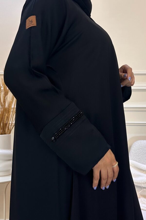 ⁦عبايه كلوش نواعم بشك خط اسود على كم⁩ - الصورة ⁦5⁩